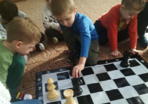 Dzieci na zięciach szachowych